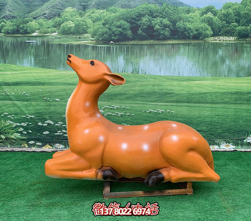 梅花鹿雕塑，繽紛草坪上添彩