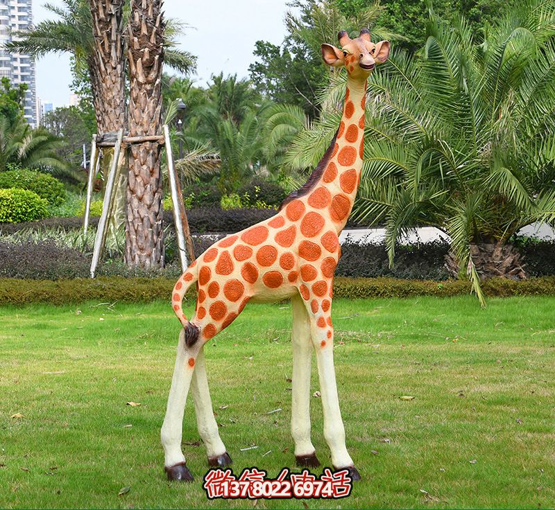 藝術(shù)化玻璃鋼仿真大型長(zhǎng)頸鹿雕塑，點(diǎn)綴綠色草坪，讓公園更加美觀(guān)