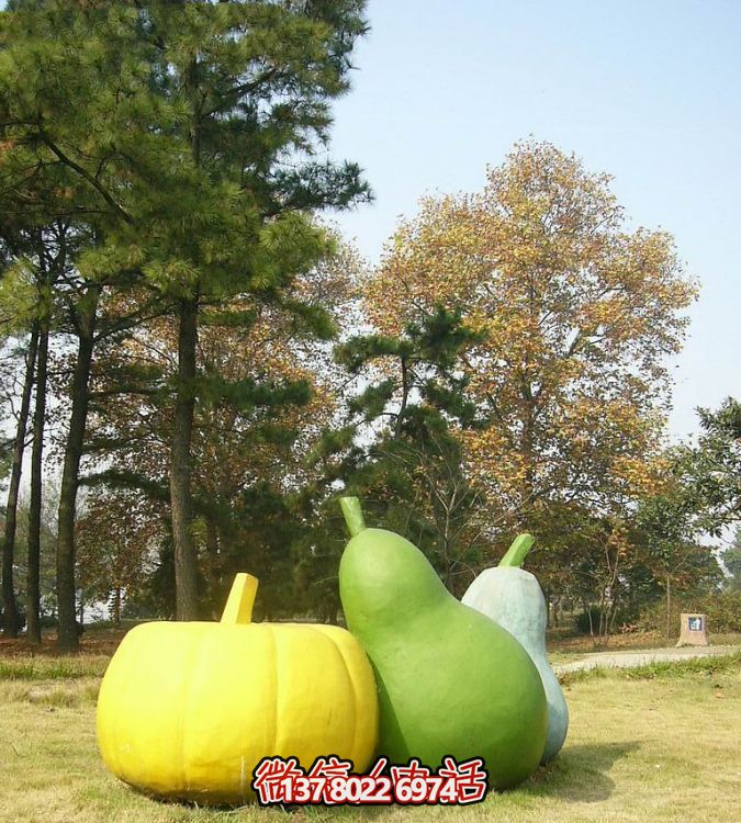 玻璃鋼雕塑，彩繪南瓜點綴戶外草坪