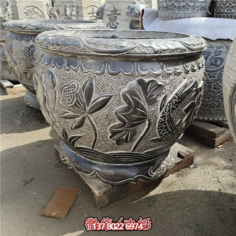 古建庭院蓄水缸，用青石點(diǎn)綴