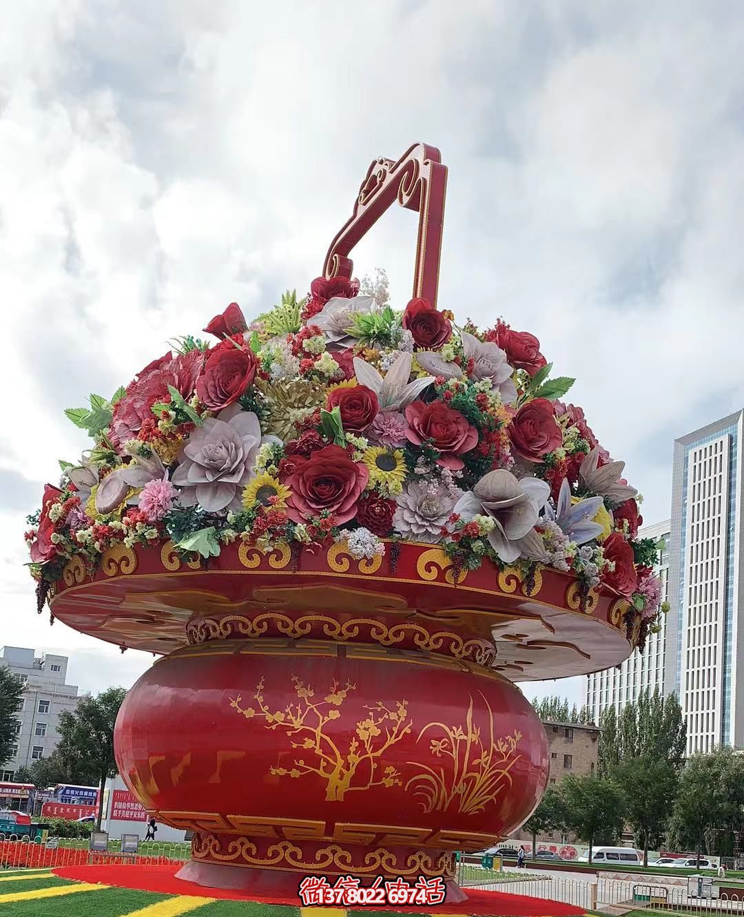 現代五彩花籃，給城市廣場帶來活力