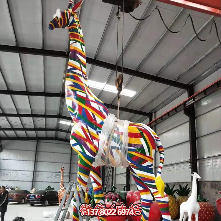 玻璃鋼制大型游樂園擺件——長(zhǎng)頸鹿彩繪噴漆