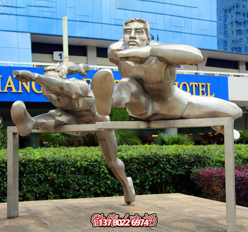 高科技不銹鋼跨欄雕塑裝置，傳承體育運動主題人物