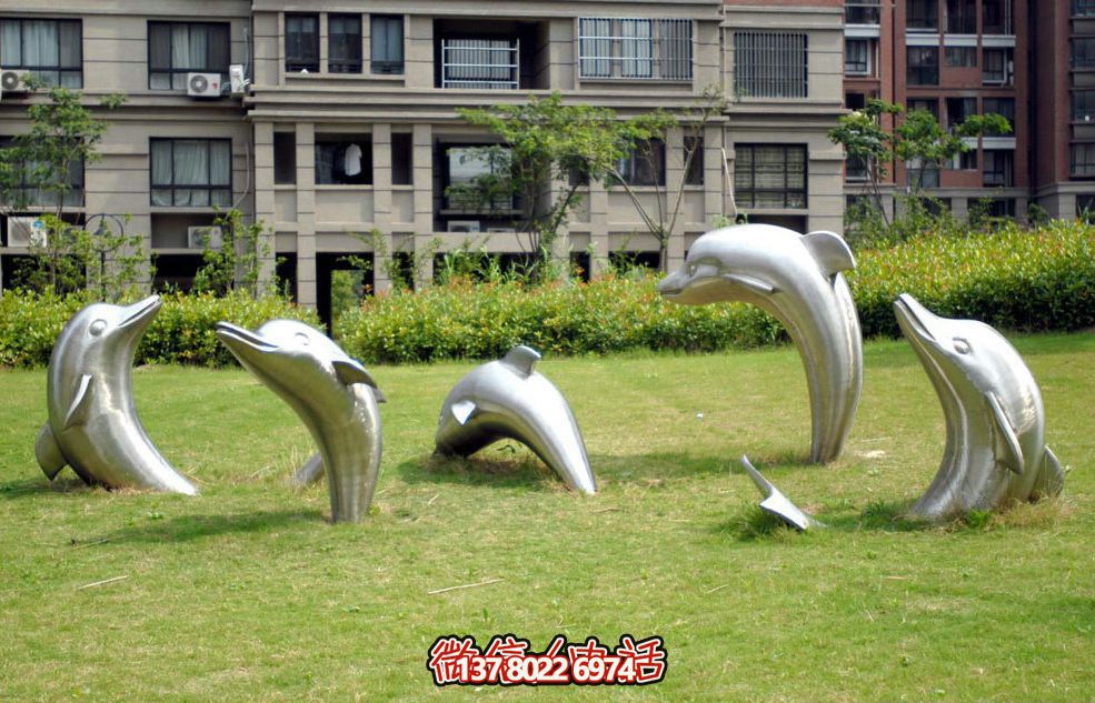 現代別墅中的不銹鋼海豚雕塑 現代別墅中的不銹鋼海豚雕塑