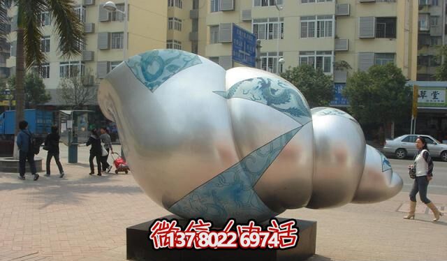 廣場上擺放的玻璃鋼彩繪海螺雕塑 廣場上擺放的玻璃鋼彩繪海螺雕塑
