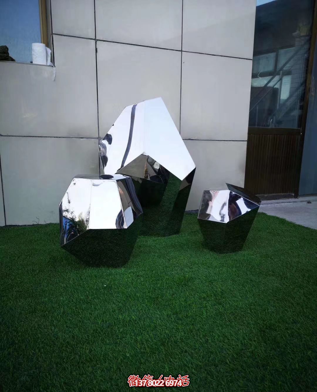商廈三個(gè)大小不一的不銹鋼鏡面石頭雕塑 商廈三個(gè)大小不一的不銹鋼鏡面石頭雕塑